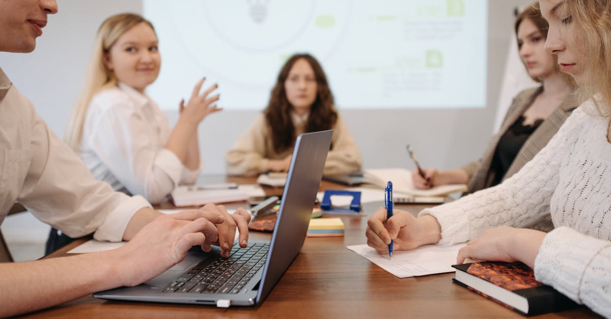 技术支持和辅助软件如何利用暴力事件进行攻击？